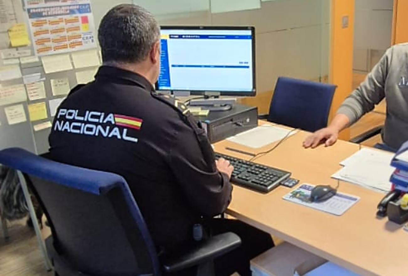 La Policía Nacional detiene en Vigo a un hombre que denunció el robo de su móvil para cobrar del seguro. (Foto: Policía Nacional)