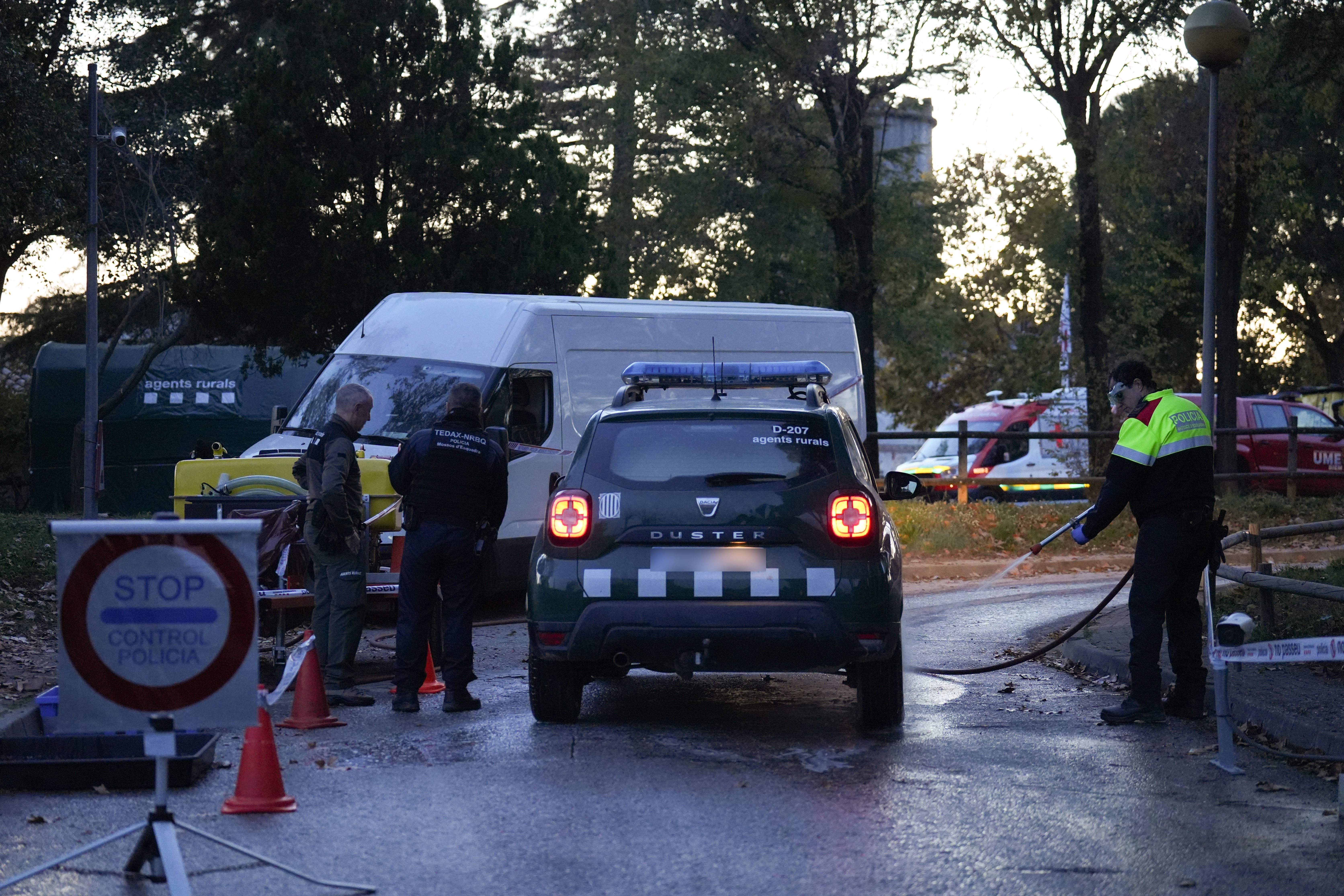 El Cos d'Agents Rurals de la Generalitat limpiando un vehículo ante el brote de peste porcina africana en Bellaterra (Barcelona). David Zorrakino / EP