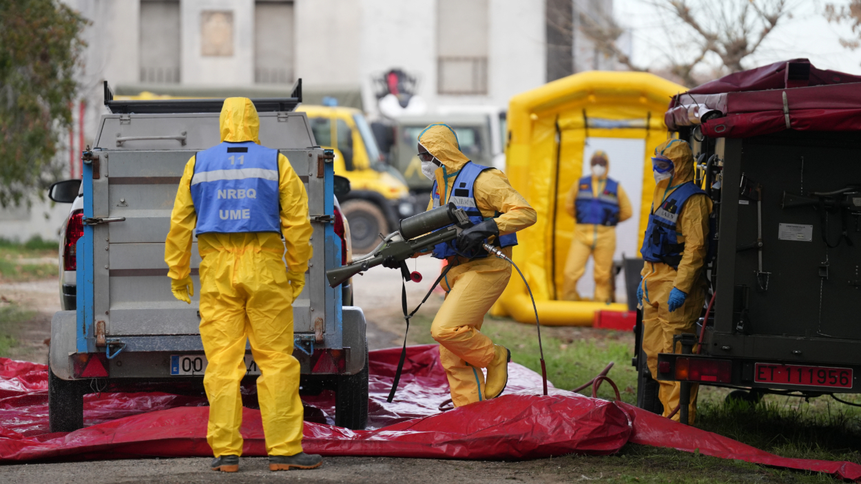 Varios efectivos de la UME desinfectan vehículos, durante la presentación de los medios para el control de la peste porcina, a 2 de diciembre de 2025, en Barcelona. David Zorrakino / EP