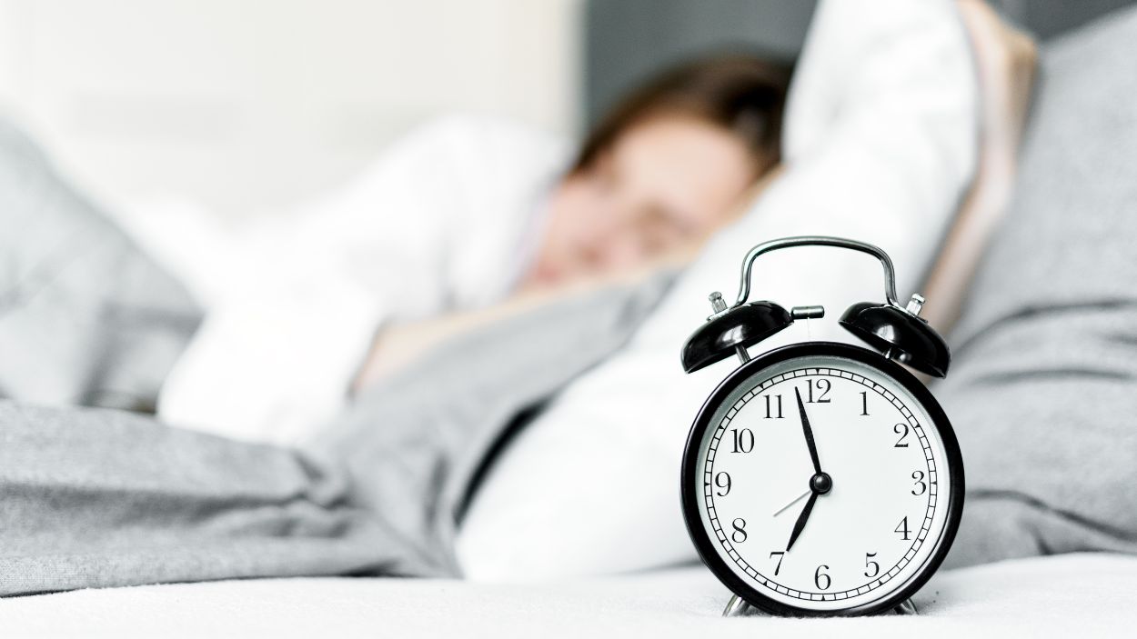¿Duermes menos de 6 horas? Así afecta tu descanso a cuerpo y mente