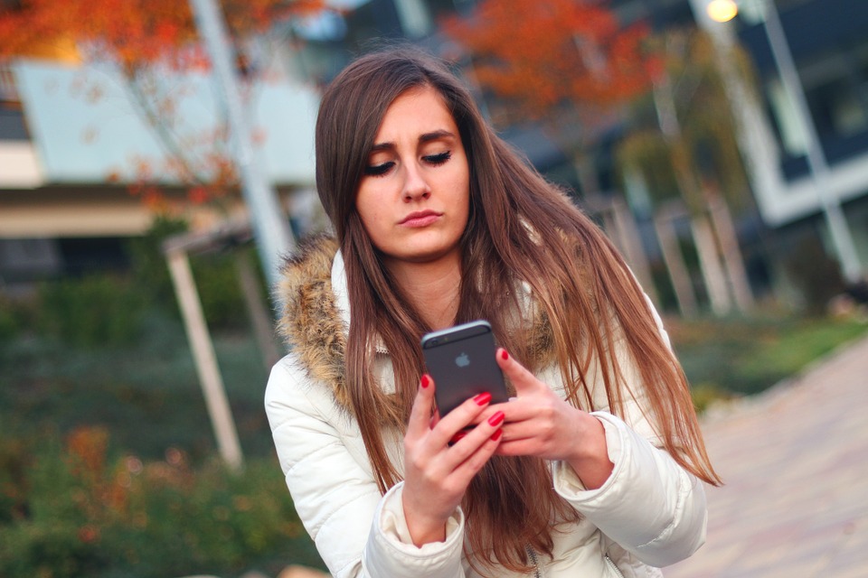 Una chica joven con un smartphone.