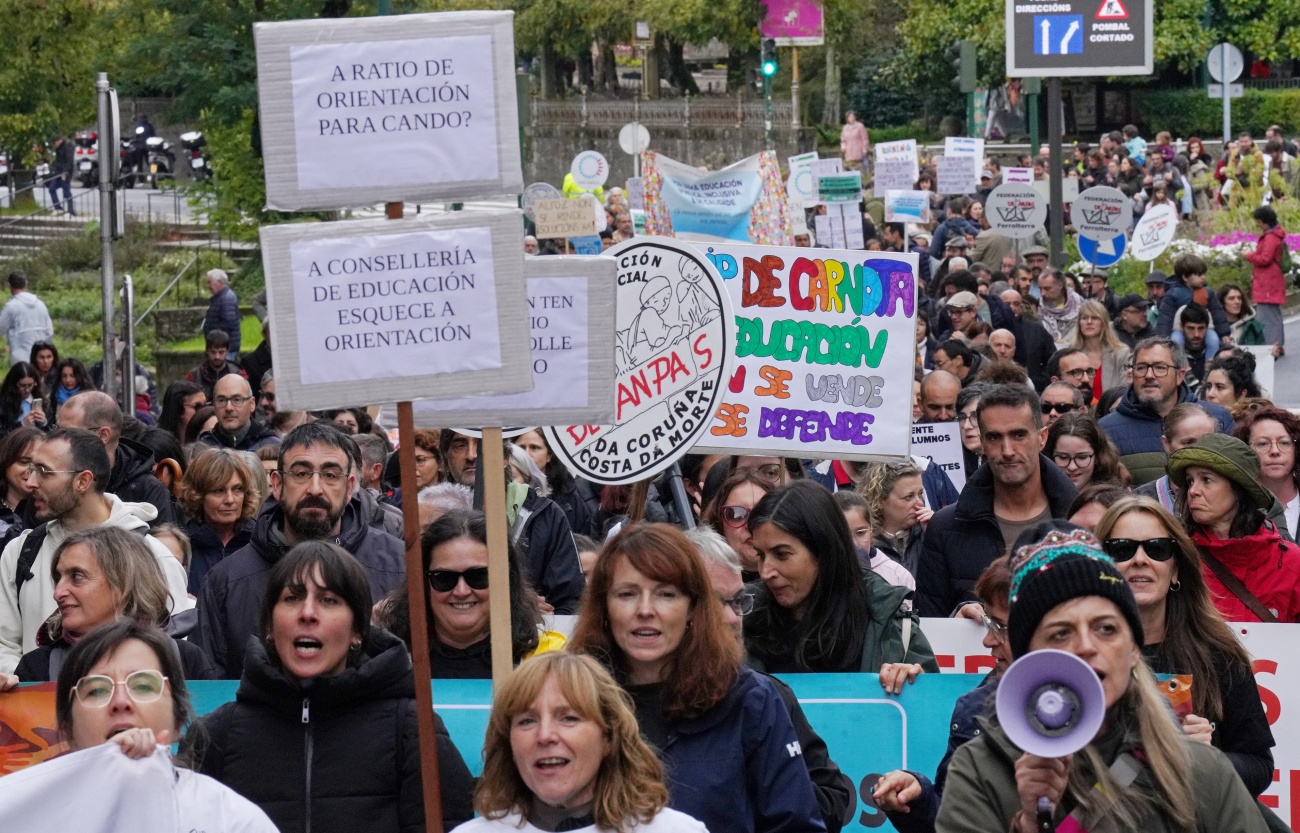 Manifestación en defensa de la enseñanza pública en Santiago de Compostela en octubre de 2024. (Foto: EP)