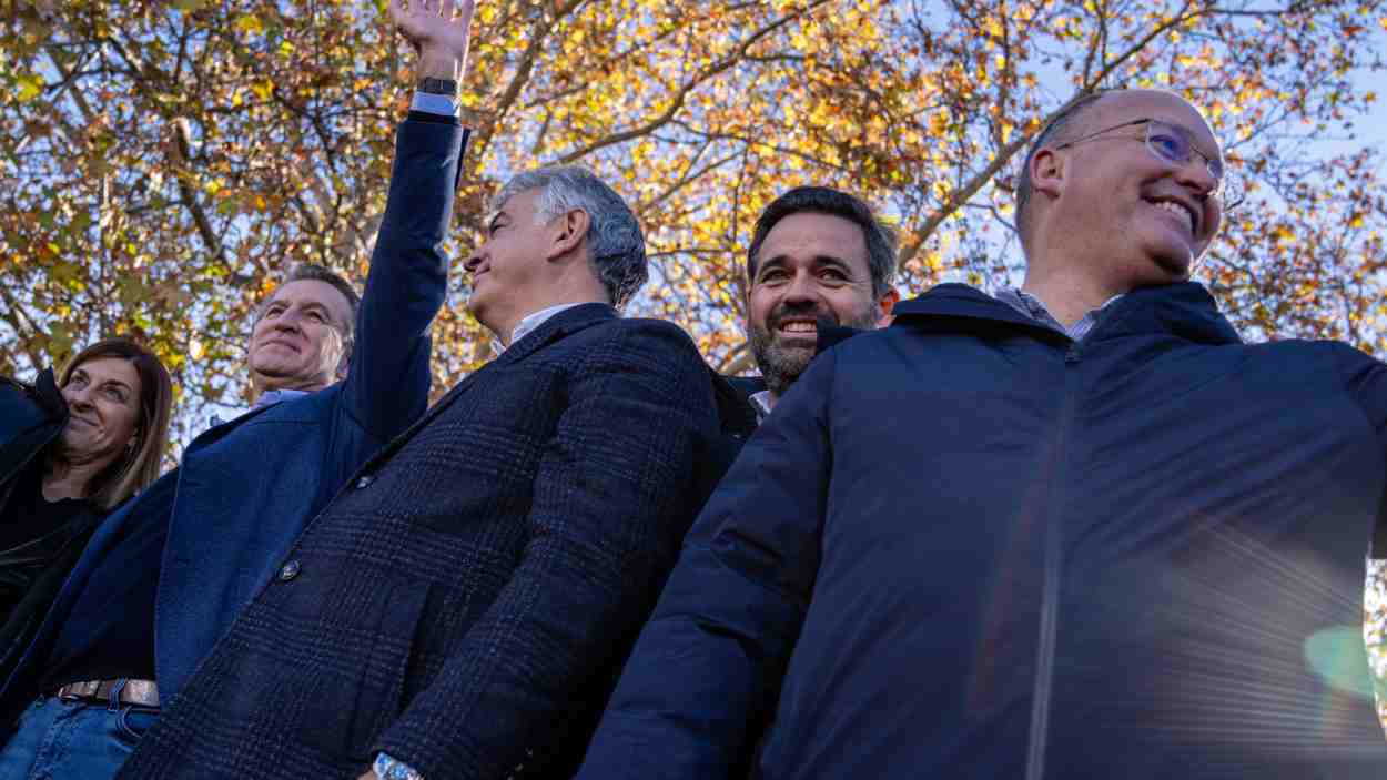 El presidente del PP de Castilla La Mancha, Paco Núñez, detrás de Feijóo y Tellado, sus "jefes" políticos. EP.