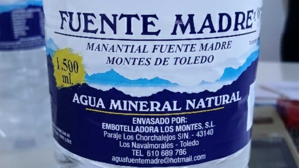 Agua mineral natural envasada de la marca Fuente Madre
