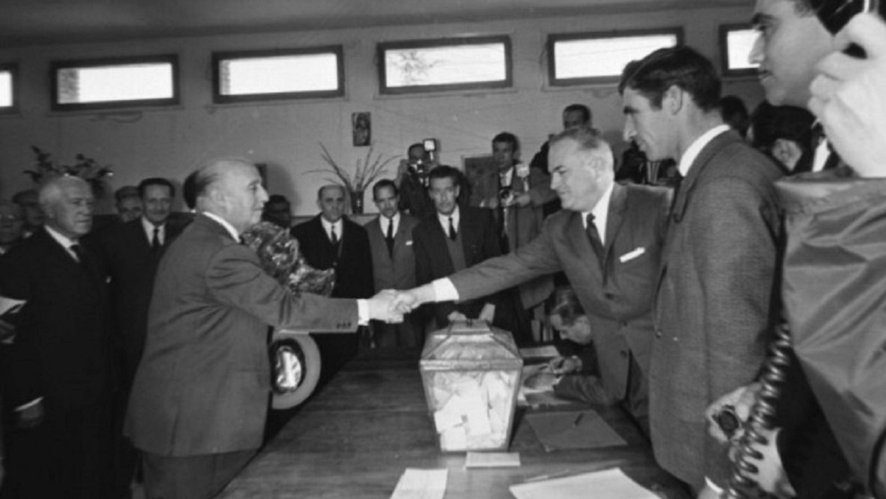 Franco votando en el referéndum de Ley Orgánica del Estado, en 1966. Archivo.