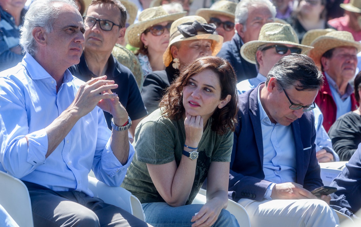 Isabel Díaz Ayuso, en el centro de la imagen; Enrique Ruiz Escudero (i), y Alfonso Serrano (d)