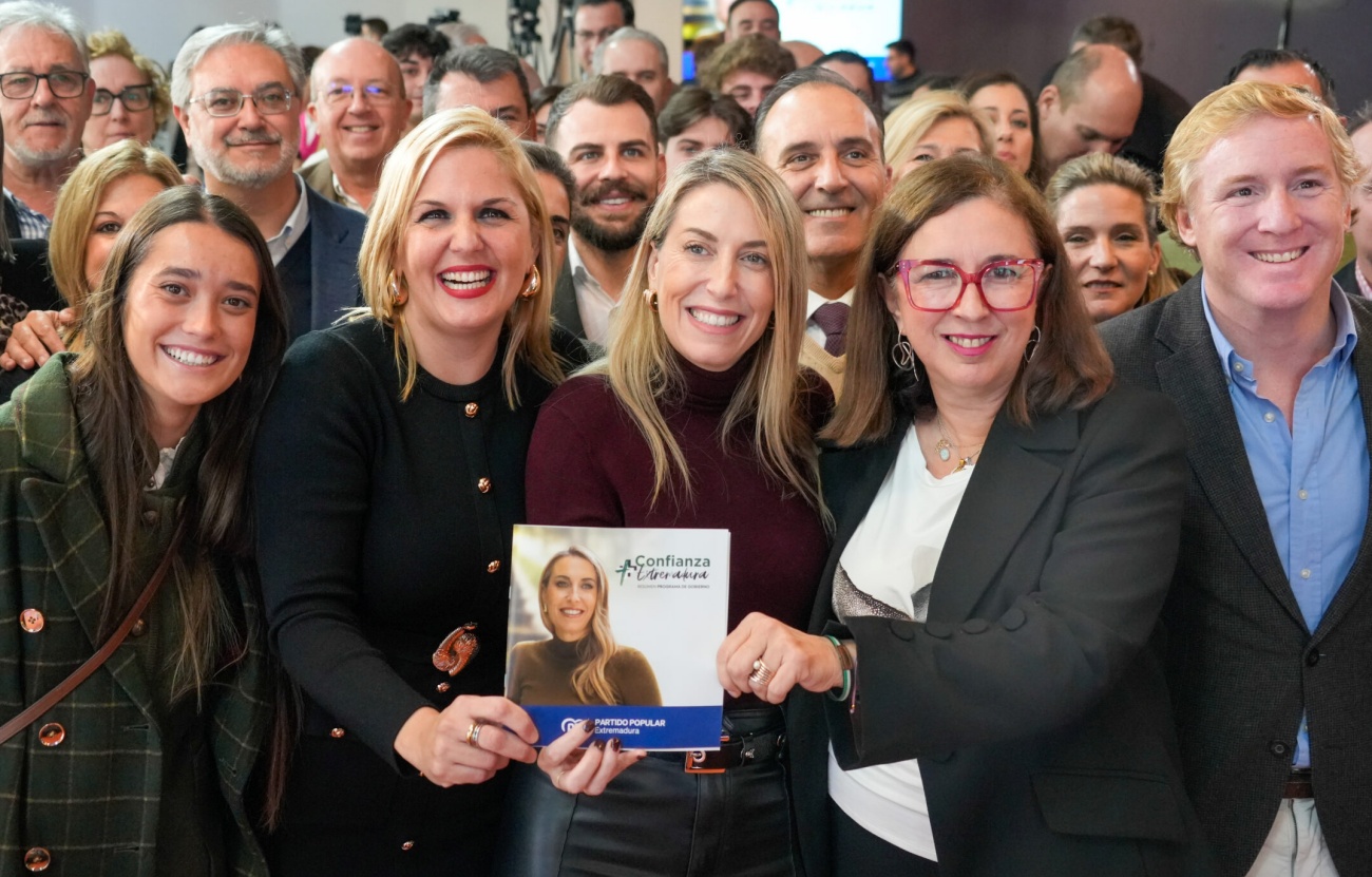 La candidata del PP a la Junta de Extremadura, Maria Guardiola, con su programa electoral. (Foto: PP Extremadura)