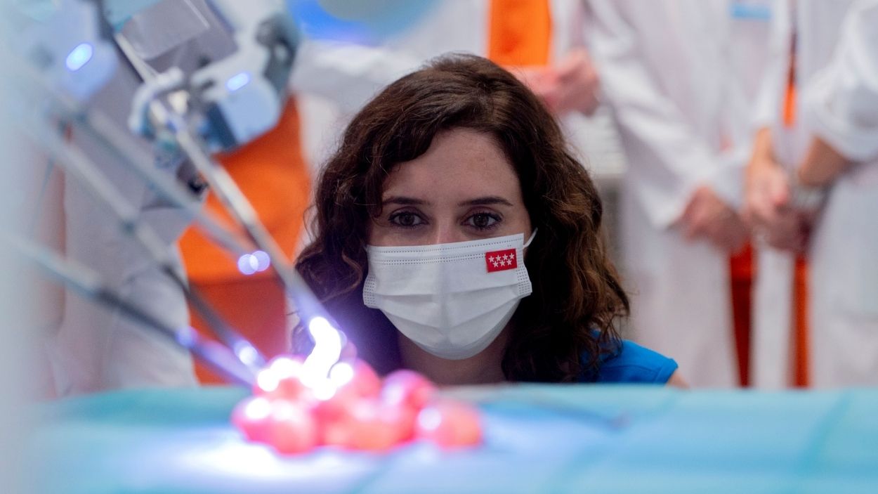 La presidenta de la Comunidad de Madrid, Isabel Díaz Ayuso, durante una visita a un hospital. EP/Archivo.