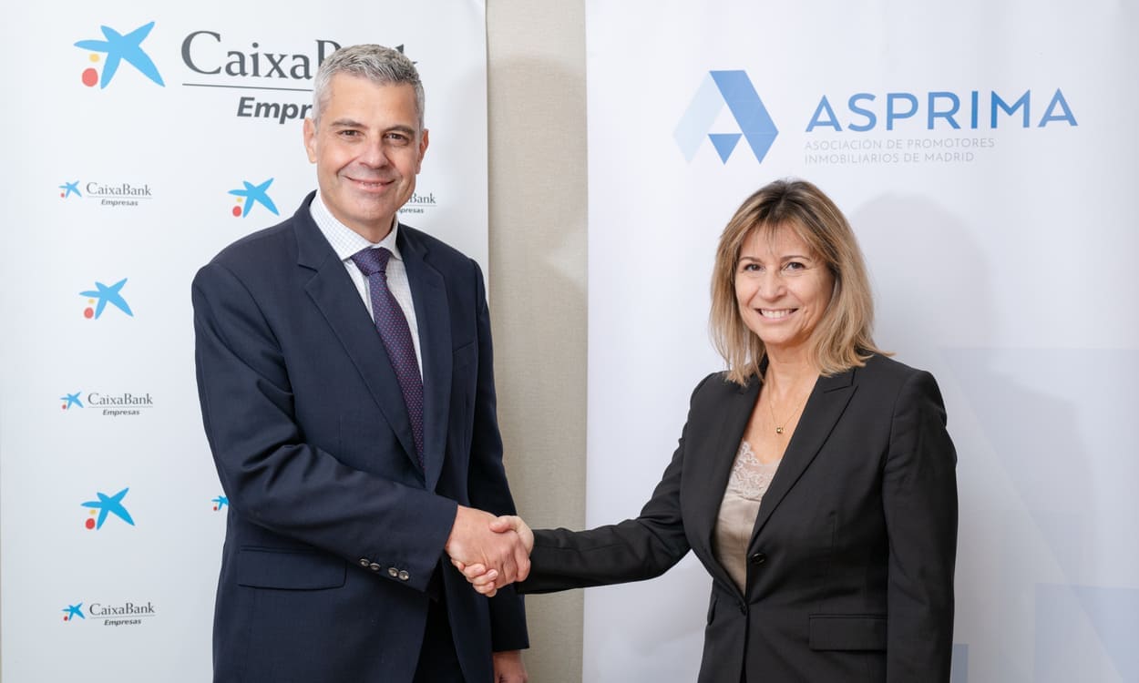 De izquierda a derecha: Marc Benhamou, director de Empresas de CaixaBank, y Carolina Roca Castillo, presidenta de la Fundación ASPRIMA. CAIXABANK