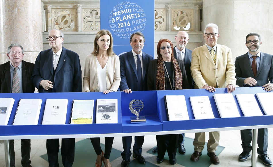 Los integrantes del jurado del Premio Planeta, con el presidente del grupo, Josep Creuhera en el centro, posan en la presentación de esta 65 edición del galardón. (Foto: EFE)