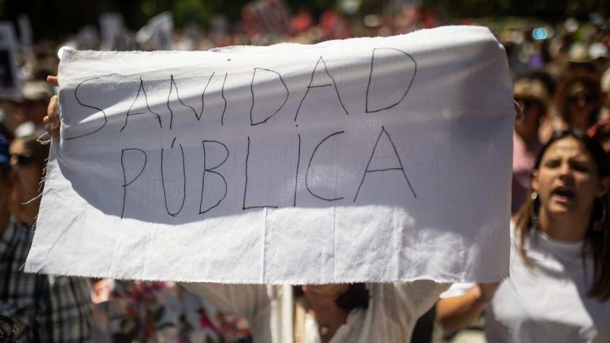 Varias personas durante una manifestación por la sanidad pública y contra la política sanitaria del Gobierno de Ayuso. EP/Archivo.