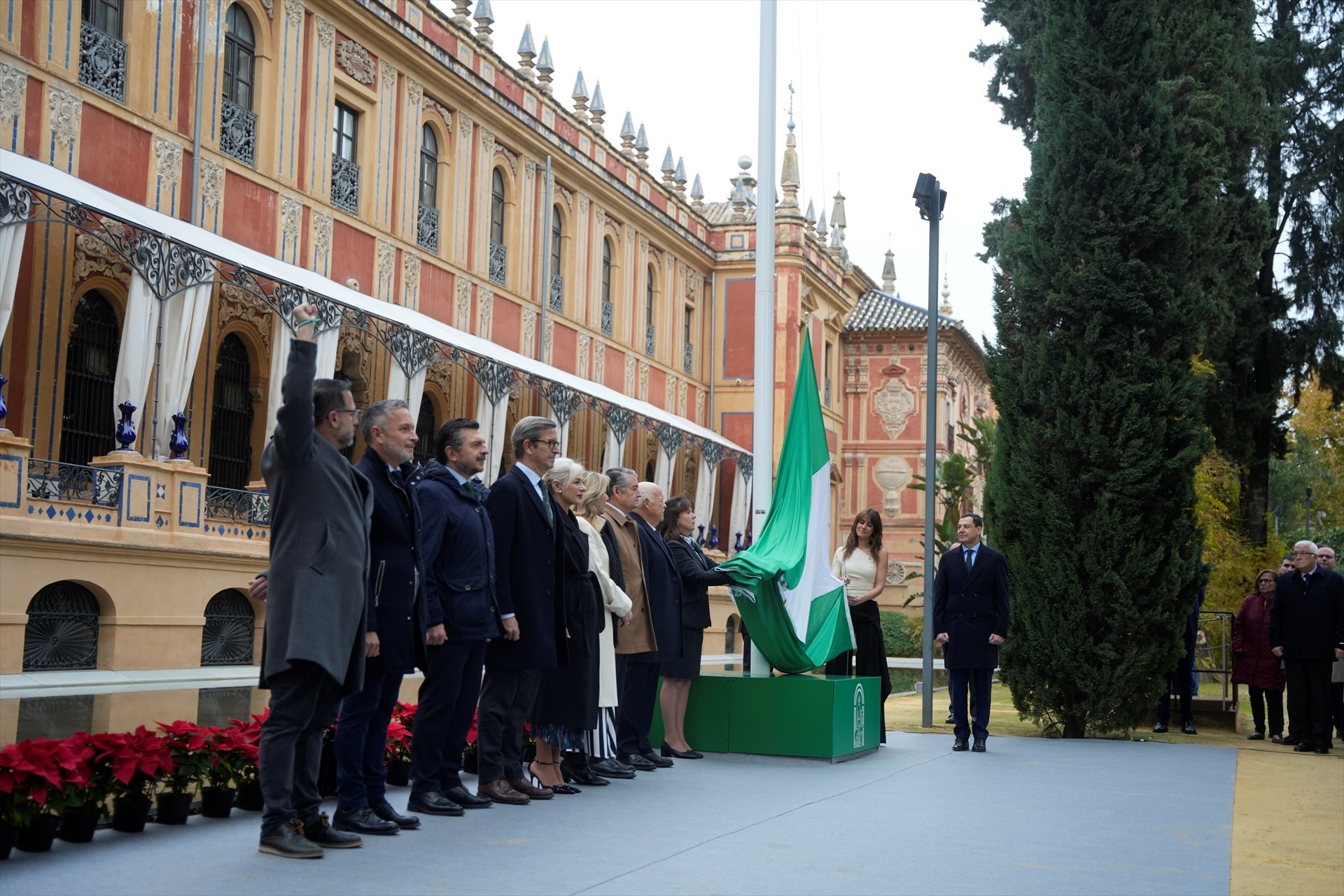 Presidente de la Junta de Andalucía, Moreno Bonilla, en el izado de bandera por Isabel Jiménez, con representantes parlamentarios sobre el escenario / EP