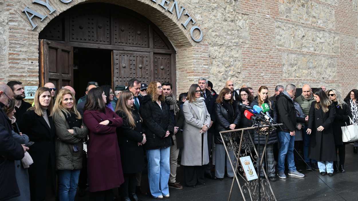 Minuto de silencio en la puerta del Ayuntamiento de Torrijos. EP.