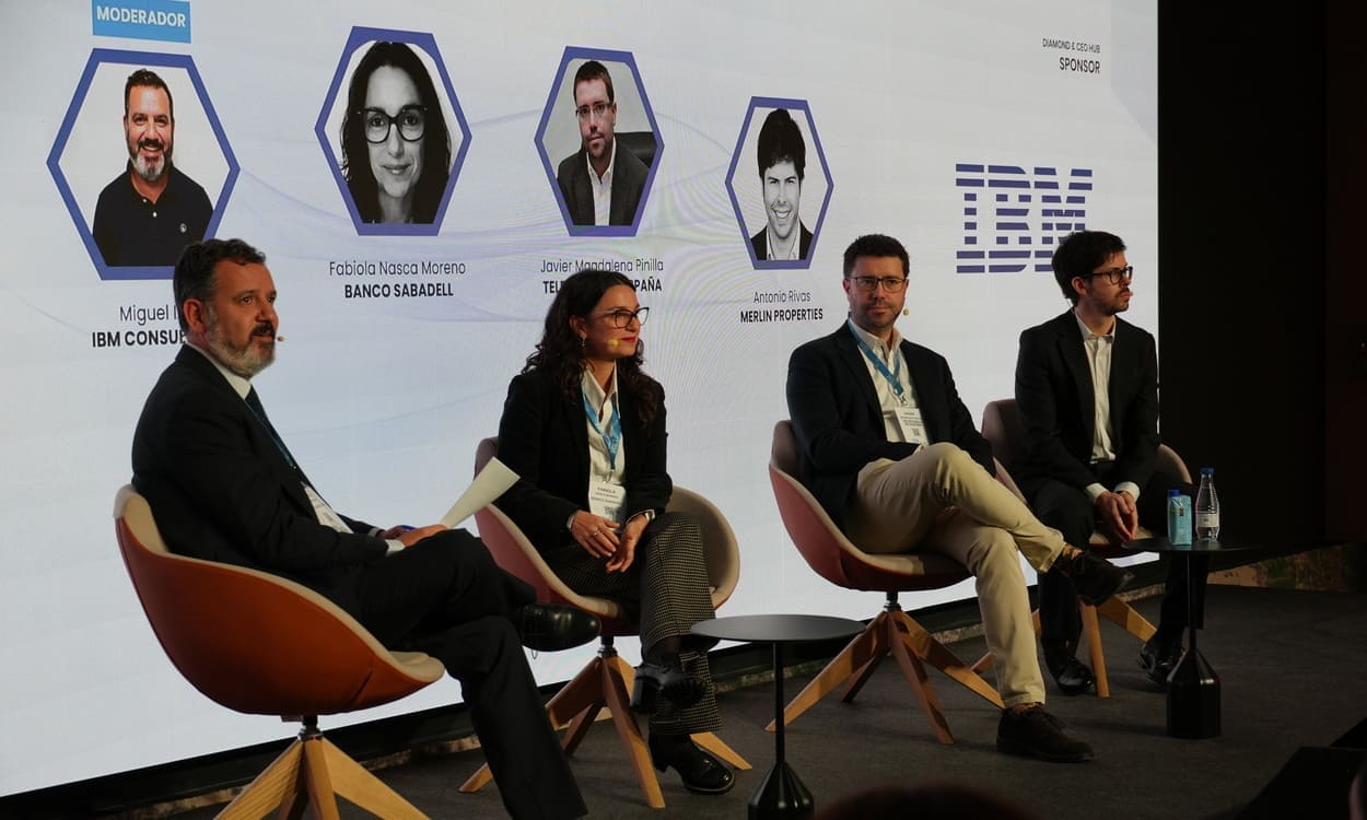 Panel dedicado a los agentes de IA, moderado por Miguel Iza (IBM Consulting), con aportaciones de expertos de Banco Sabadell, Telefónica y Merlin Properties. IKN SPAIN