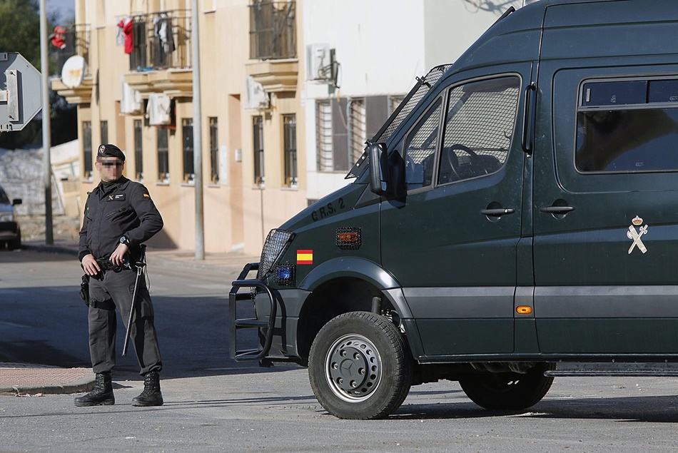 Imagen de un agente de la Guardia Civil en un operativo en Almería esta semana. 