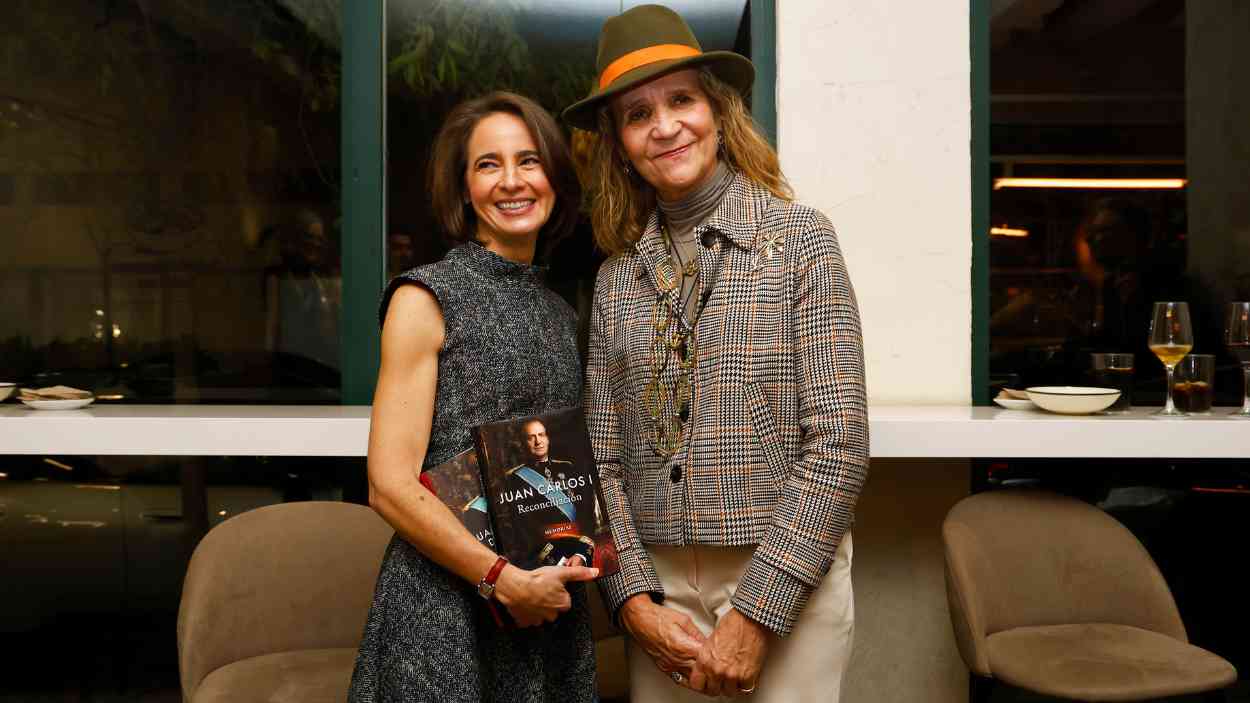 Laurence Debray junto a la Infanta Elena en la presentación de las memorias del rey Juan Carlos. EP