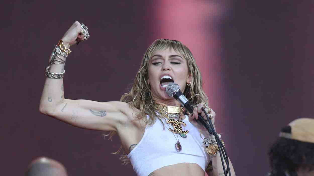 Miley Cyrus anuncia su compromiso. EP