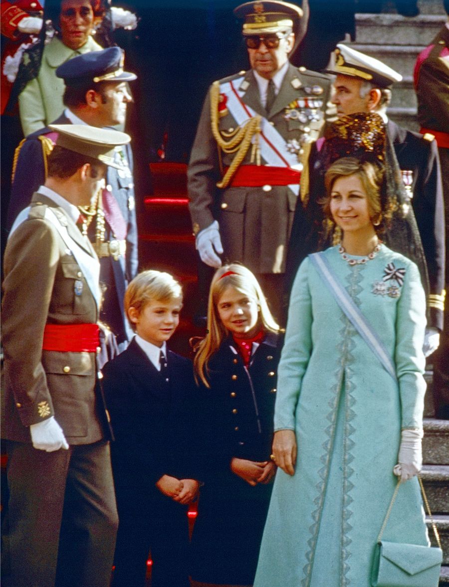 Juan Carlos de Borbón y Sofía, junto a Felipe y Cristina, el día de su proclamación como Rey