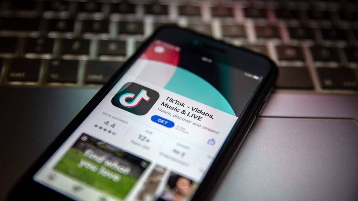 Imagen de recurso de un móvil con la pantalla de TikTok. EP/Archivo.