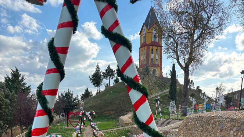 Paseo de piruletas gigantes, que forman parte de la decoración navideña de Almanza (León). VIVE ALMANZA Paseo de piruletas gigantes, que forman parte de la decoración navideña de Almanza (León). VIVE ALMANZA