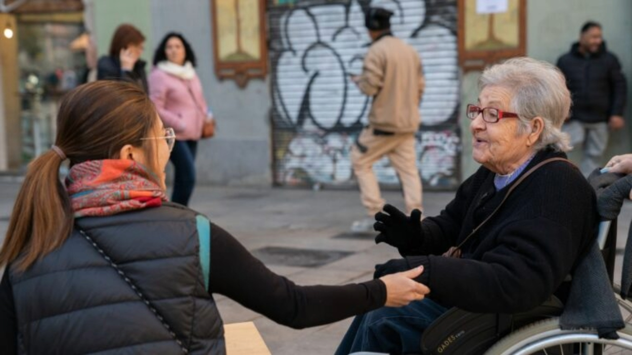 Mujeres hablando en la calle en Barcelona. Martí Petit