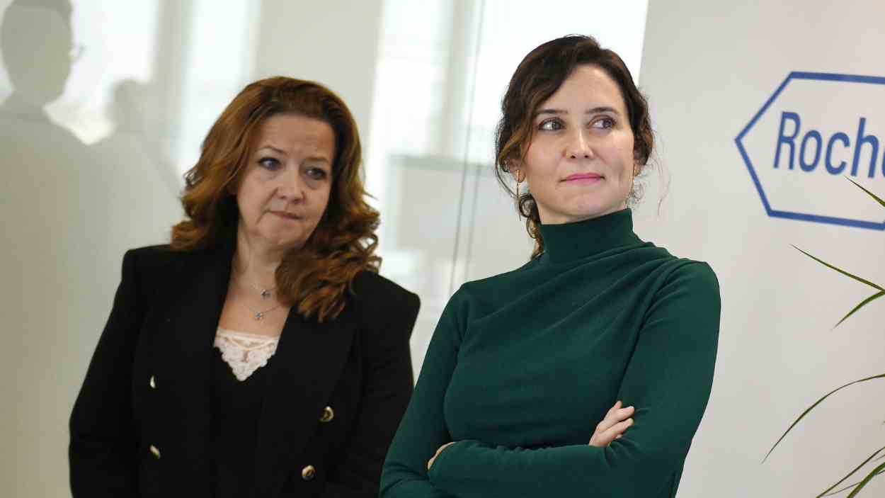 Fátima Matute, consejera de Sanidad, e Isabel Díaz Ayuso. EP