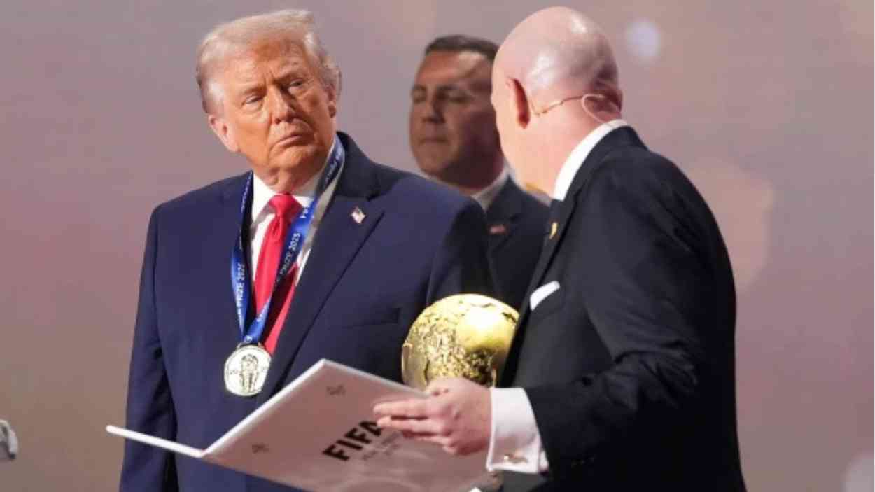 El presidente recibe el Premio FIFA de la Paz por parte de Infantino. AP