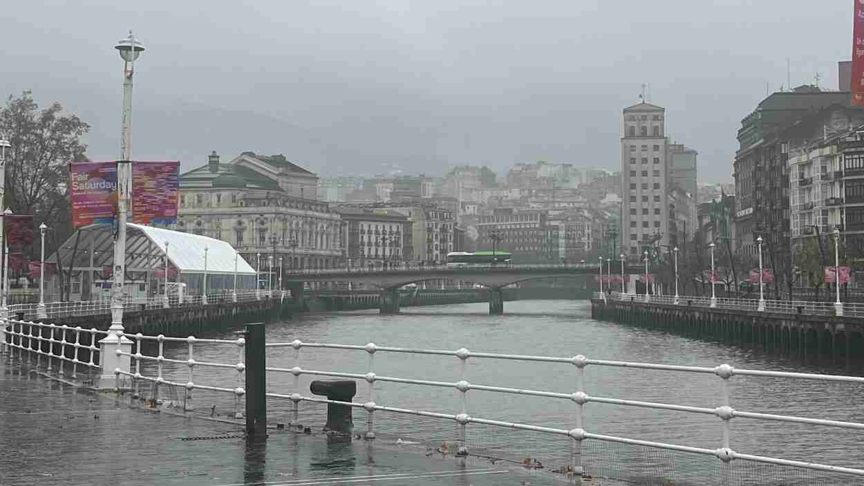 Lluvia y cielo nublado en Bilbao. Europa Press