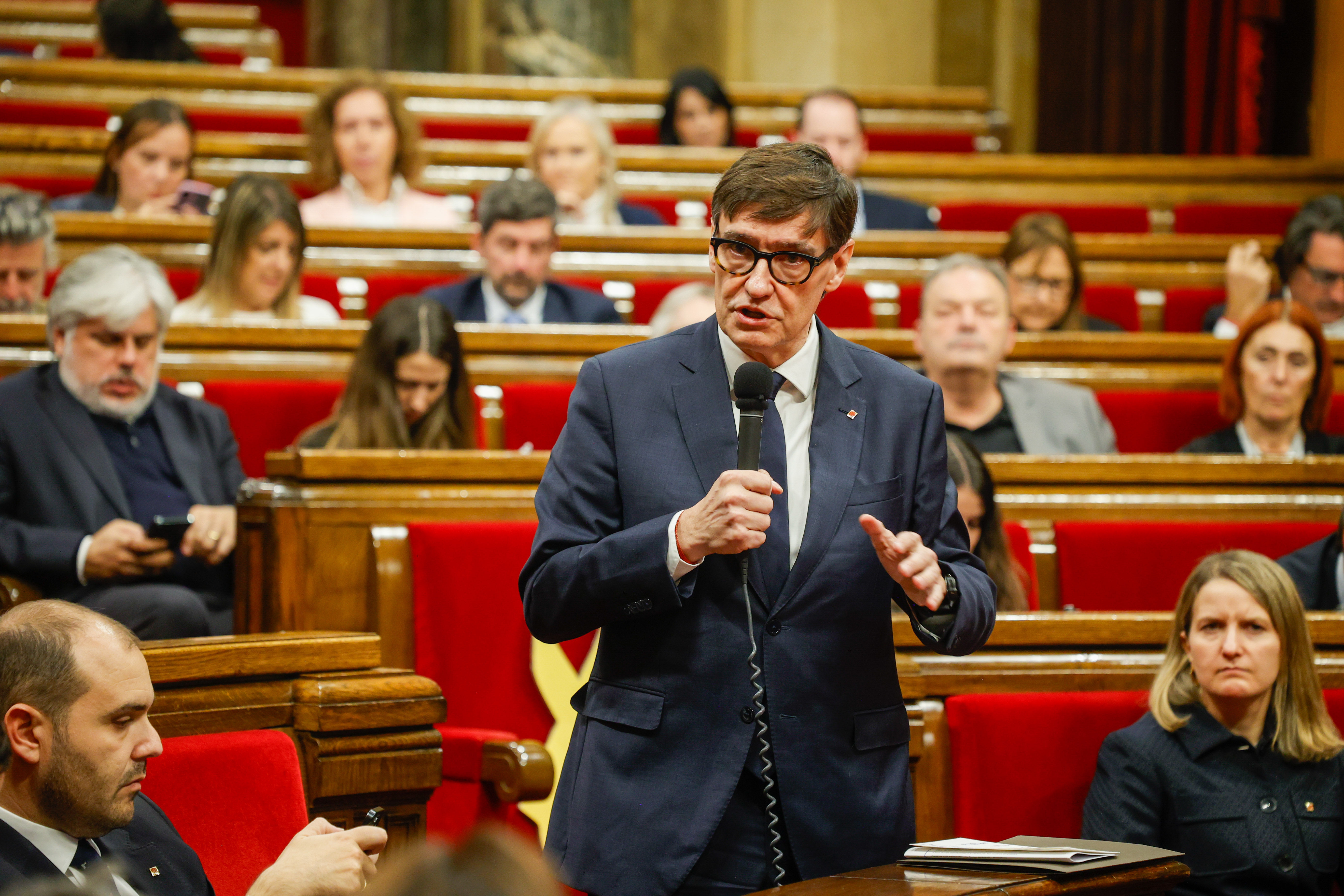 El presidente de la Generalitat de Cataluña, Salvador Illa, en el Parlament a 5 de diciembre de 2025. Kike Rincón / EP
