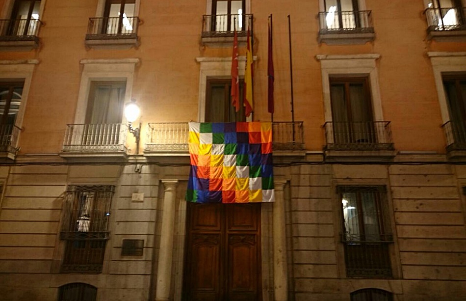 Imagen de la bandera indígena en la Junta de Distrito de centro de Madrid. 