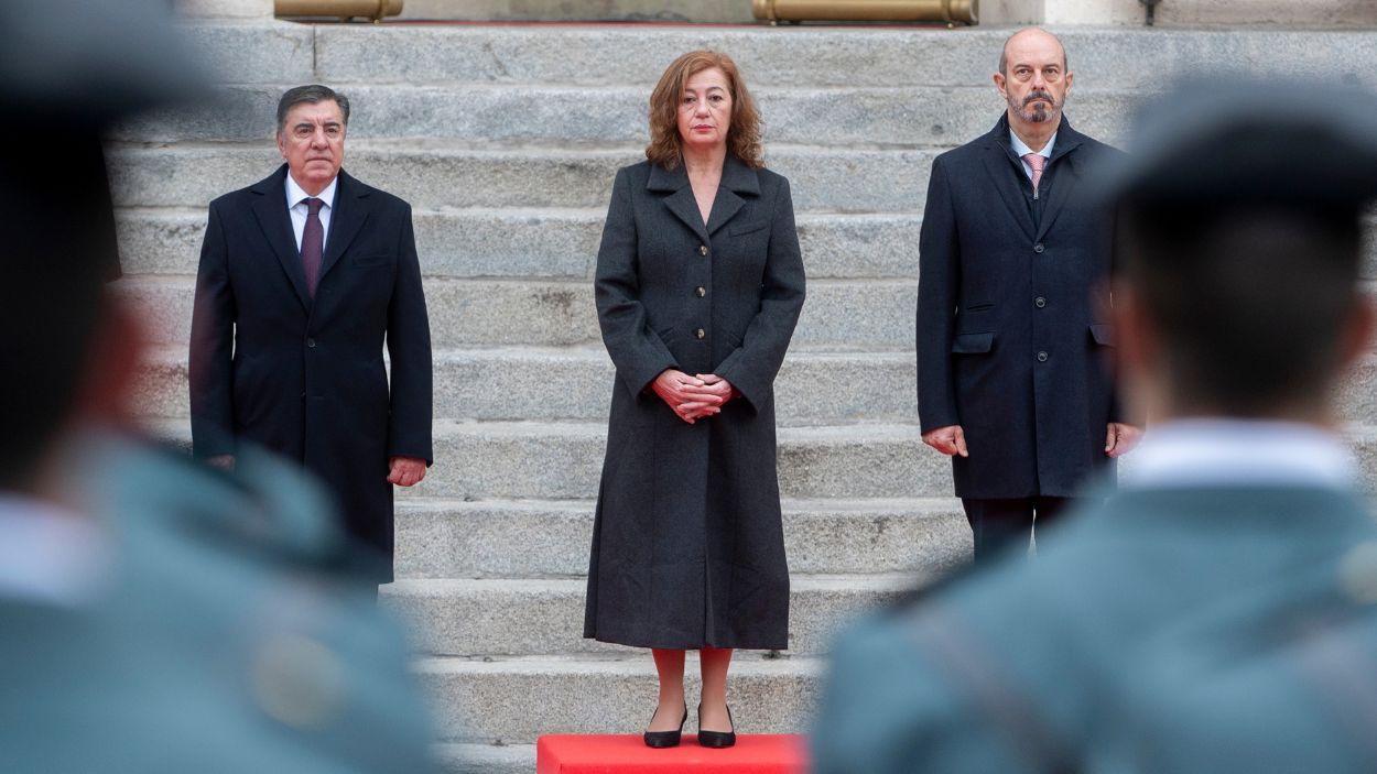 La presidenta del Congreso, Francina Armengol, durante el izado de la bandera en los actos del Día de la Constitución. EP. 