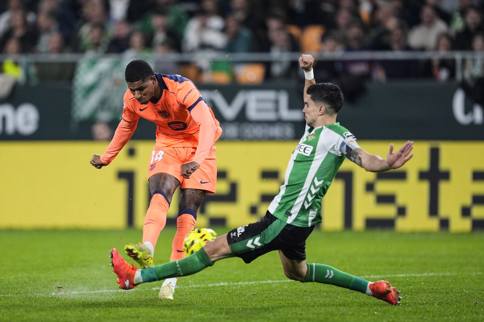 Rashford y Bartra en una jugada| EP