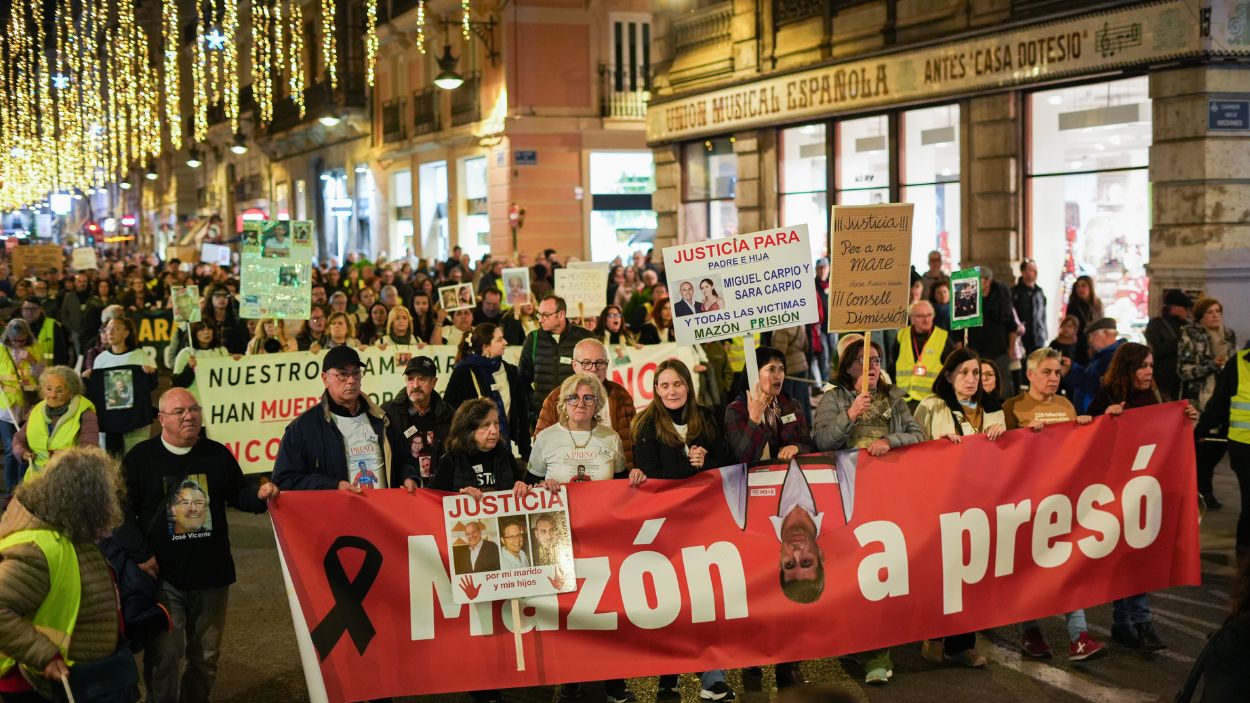 Decenas de personas durante una manifestación convocada bajo el lema 'Mazón a presò'. EP.