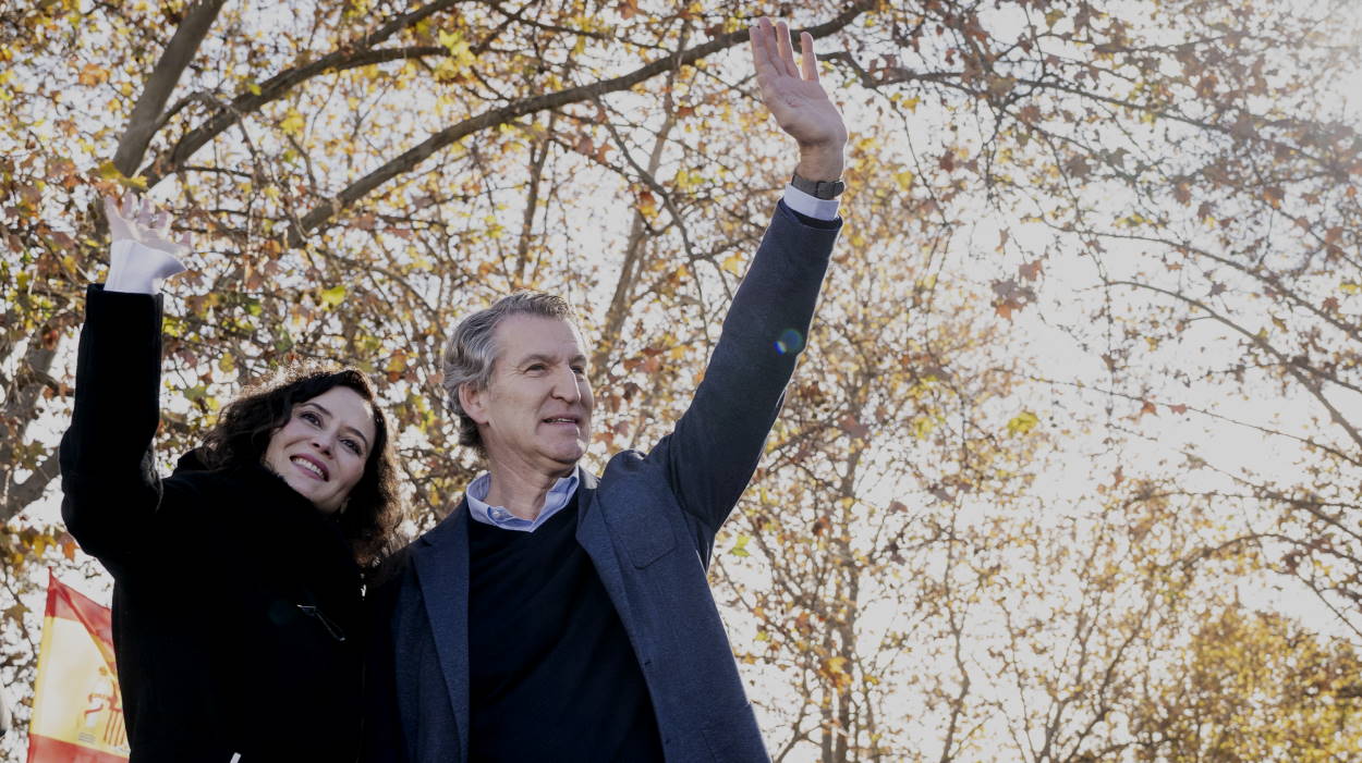 El PP aventaja al PSOE en las encuestas aunque sus votantes prefieren a Ayuso antes que a Feijóo. EP.