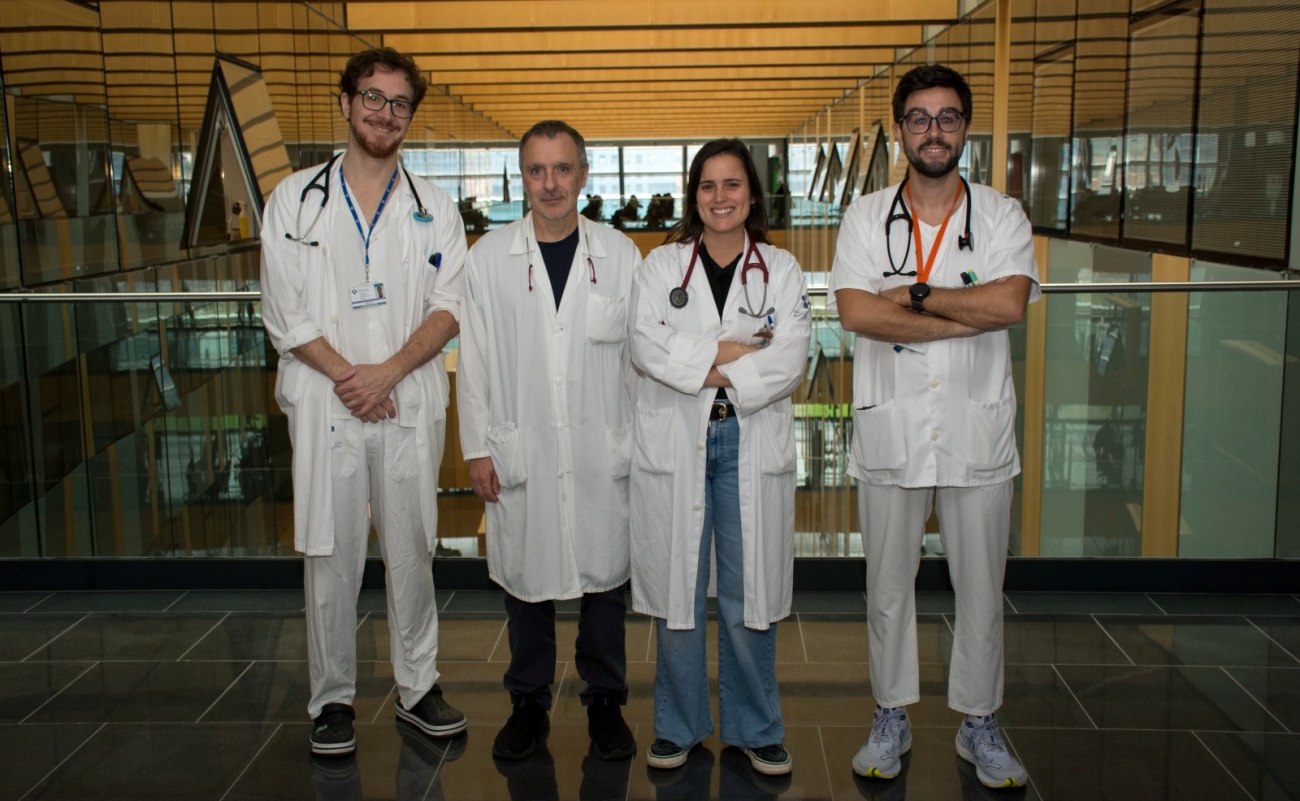 El neumólogo del HUCA Guillermo López Arranz, el jefe de Servicio, Ramón Fernández y los jefes de sección Inés Ruiz y Pablo Lozano. 