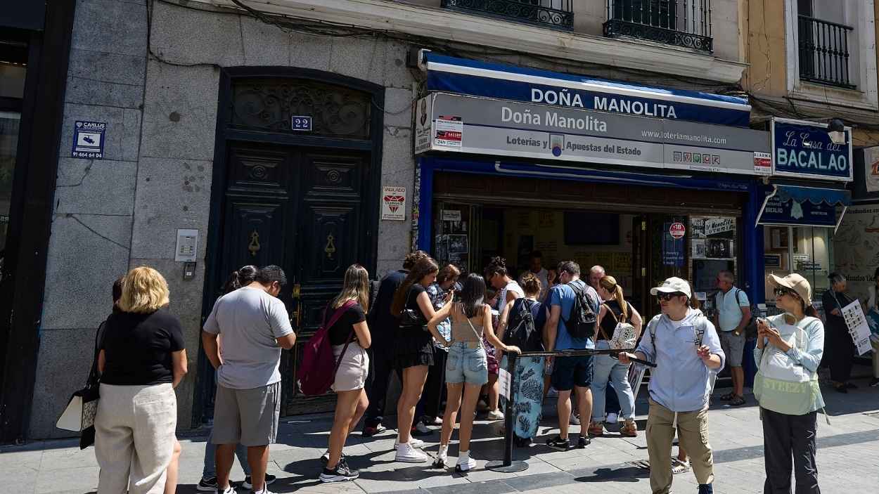 Colas en 'Doña Manolita' para conseguir un décimo de la Lotería de Navidad. EP.