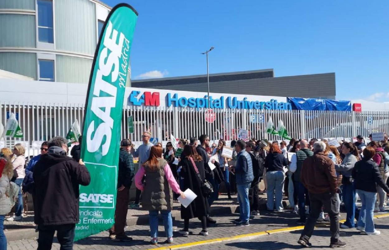 Manifestación de SATSE enfrente del Hospital de Torrejón de Ardoz. SATSE/Archivo.