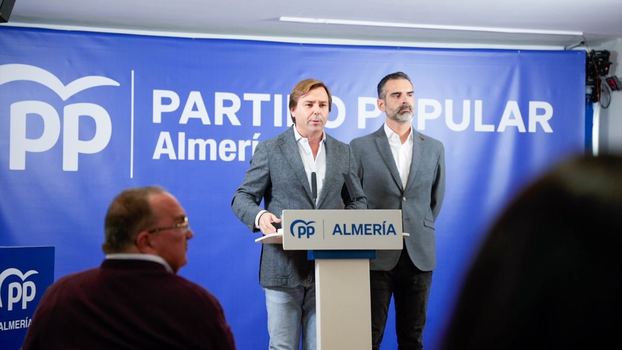 El secretario general del PP de Andalucía, Antonio Repullo (I), acompañado del presidente del PP de Almería y consejero de Agricultura, Pesca, Agua y Desarrollo Rural de la Junta de Andalucía, Ramón Fernández-Pacheco, ofrecen una rueda de prensa en la sede del PP de Almería / EP