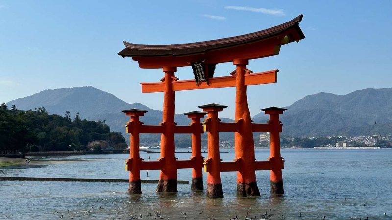 Puerta Torii flotante del Santuario Itsukushima, Japón Puerta Torii flotante del Santuario Itsukushima, Japón