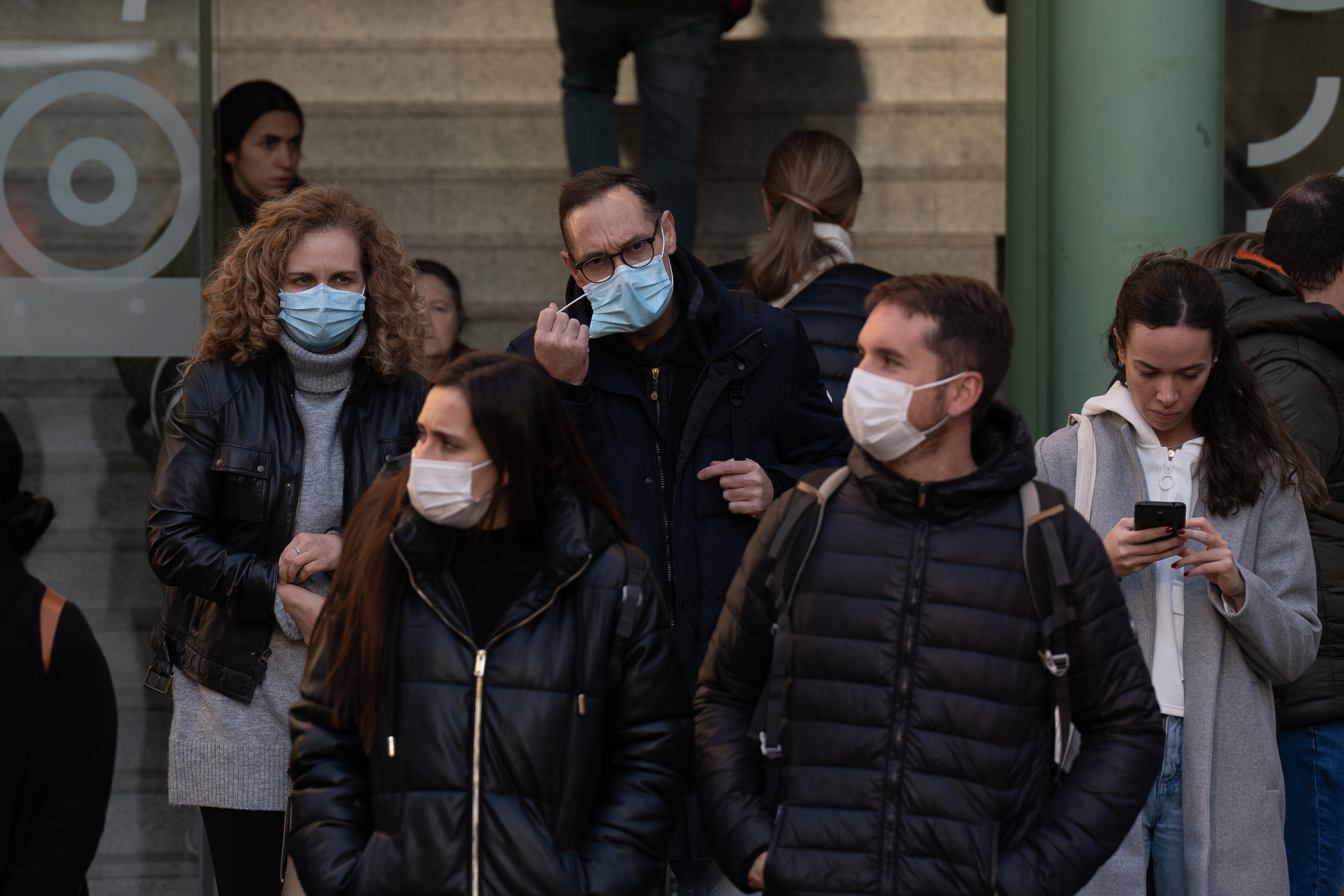 Varias personas con mascarillas, en el Hospital Clínic de Barcelona, a 8 de enero de 2024. David Zorrakino / EP