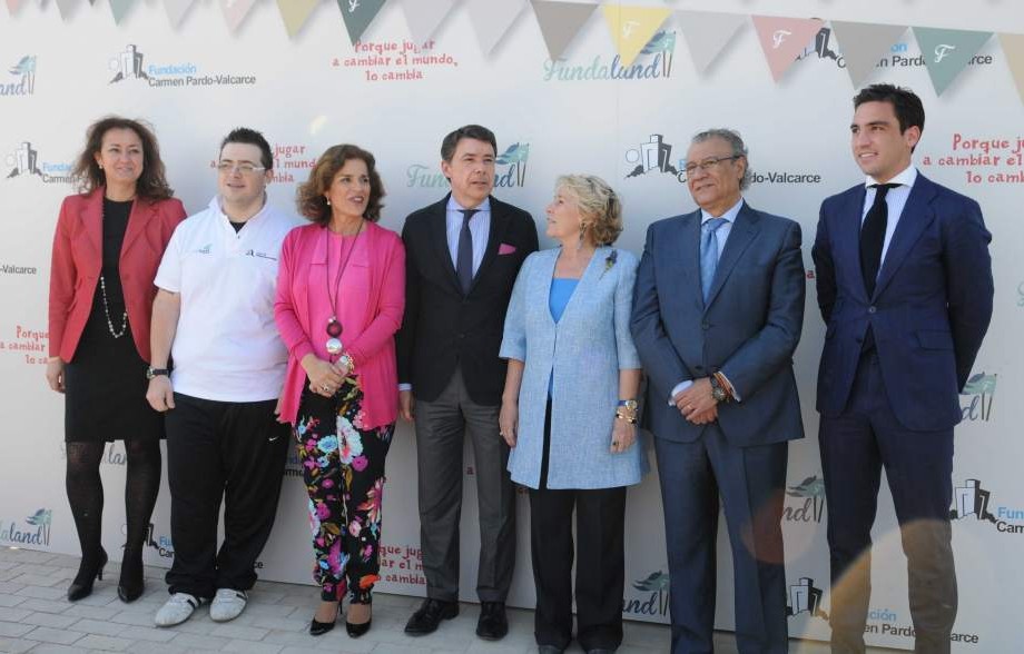 Carmen Cafranga, a la derecha del expresidente regional Ignacio González y la exalcaldesa Ana Botella en un acto del Ayuntamiento de Madrid