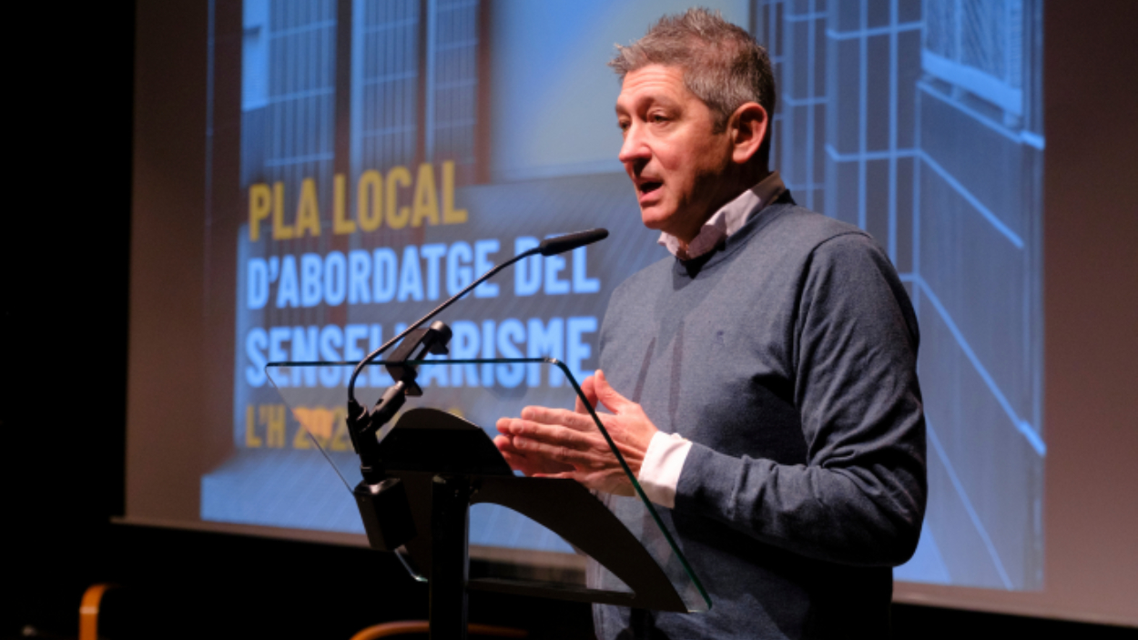 El alcalde de L'Hospitalet de Llobregat, David Quirós, durante la presentación del Plan de prevención y abordaje del sinhogarismo 2025-2030. Ayuntamiento de L'Hospitalet