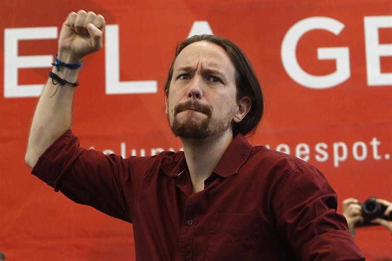 Pablo Iglesias puño en alto... Un gesto que él ha cargado de fuerza frente a 'la V' de Errejón. EFE