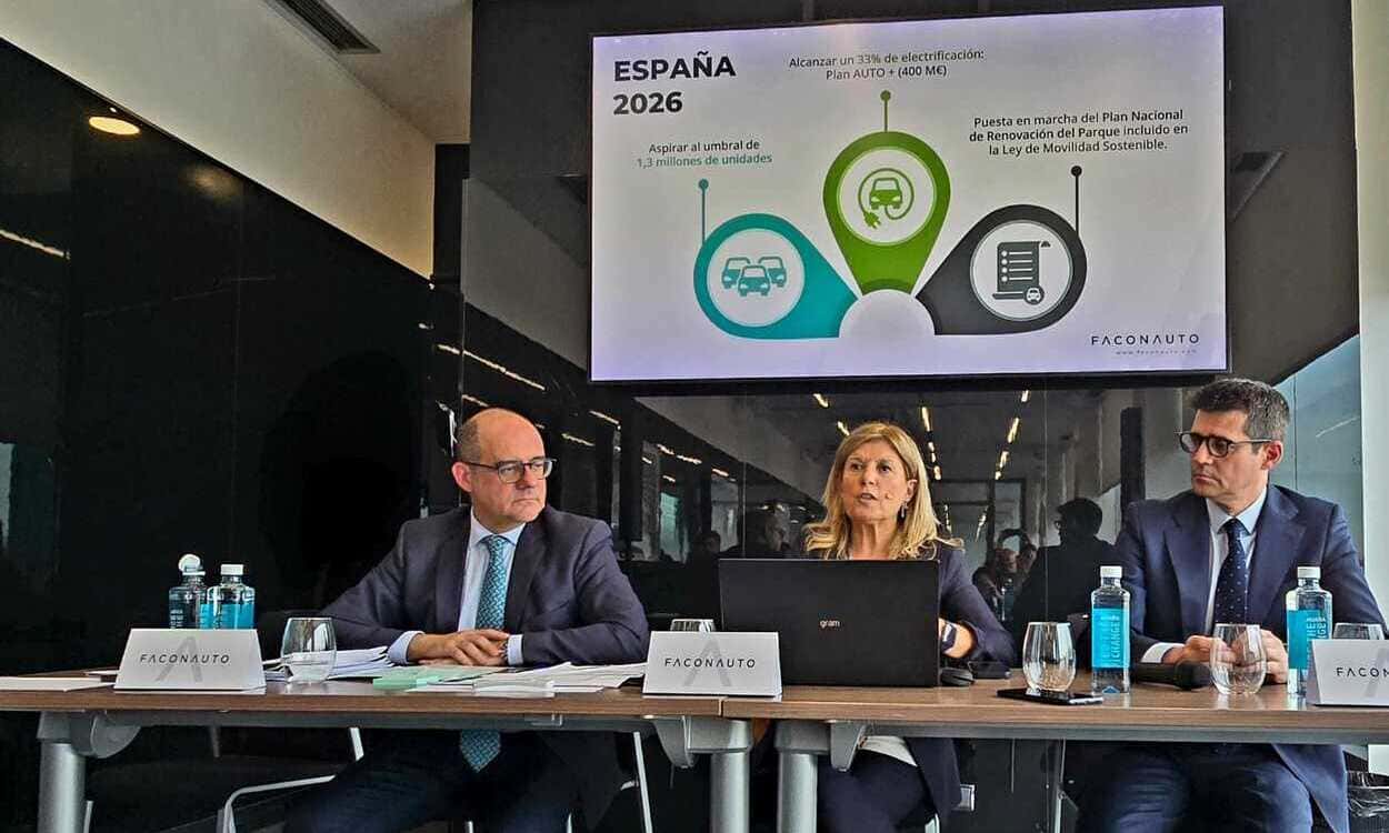 José Ignacio Moya, director general de Faconauto, Marta Blázquez, presidenta de Faconauto y Raúl Morales, director de comunicación de Faconauto durante el encuentro. FOCONAUTO