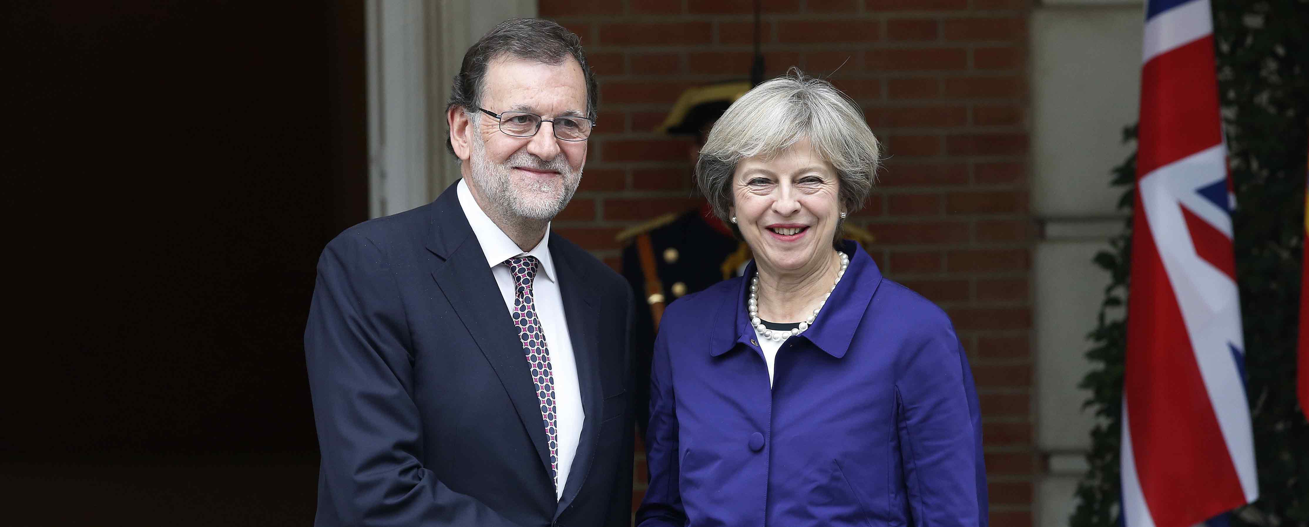 El presidente del Gobierno en funciones, Mariano Rajoy, y la primera ministra británica, Theresa May, posan para los medios.