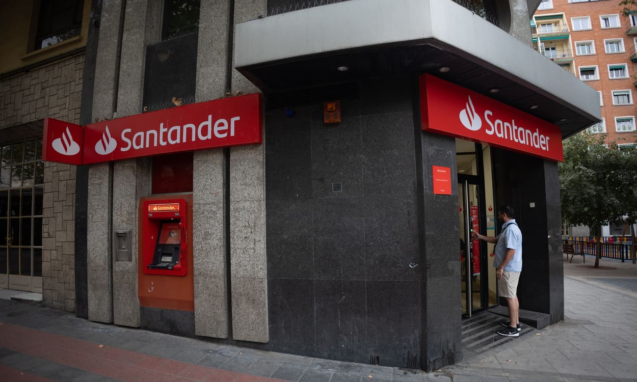 Fachada de una sucursal del banco Santander, a 13 de octubre de 2025, en Madrid (España). Eduardo Parra / EP
