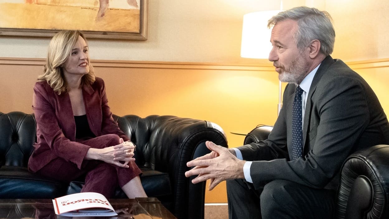 La secretaria general del PSOE Aragón, Pilar Alegría, con el presidente del Gobierno de Aragón, Jorge Azcón. EP.