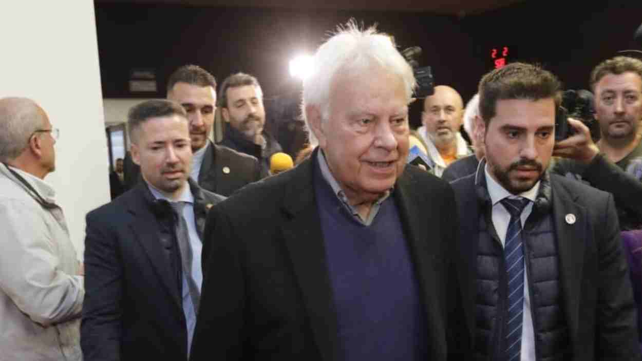 Felipe González sale en defensa de Juan Carlos I. EP