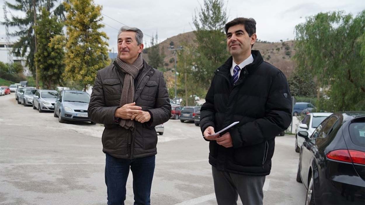 Miguel Vázquez, exconcejal de Patrimonio de Coín, junto al alcalde de la localidad, Francisco Santos. EP
