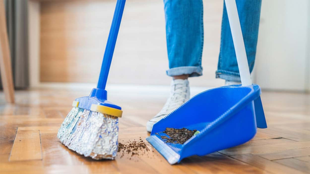 Barriendo con un cepillo cubierto de papel de aluminio